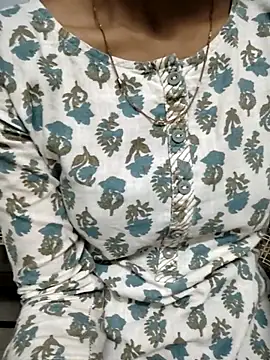 Snapshot of Roja__ chatting on 11-26-25, 12:39 Roja online show from 11-26-25, 12:39