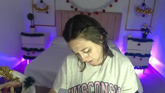 Snapshot of Alice_Sinclair_ chatting on 12-19-25, 12:34 Alice Sinclair online show from 12-19-25, 12:34