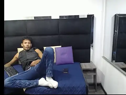 Straight latinX online show from 11-30-25, 04:16