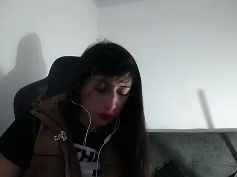 Snapshot of luisa_homes chatting on 12-18-25, 11:00 luisa homes online show from 12-18-25, 11:00