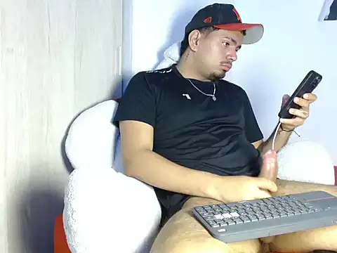 Snapshot of Henry_villa23 chatting on 02-11-26, 04:17 Henry villa23 online show from 02-11-26, 04:17