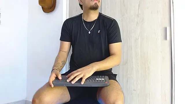 Snapshot of Henry_villa23 chatting on 03-02-26, 04:25 Henry villa23 online show from 03-02-26, 04:25