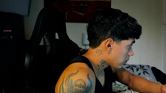 Snapshot of aress_damon chatting on 11-28-25, 08:00 aress damon online show from 11-28-25, 08:00