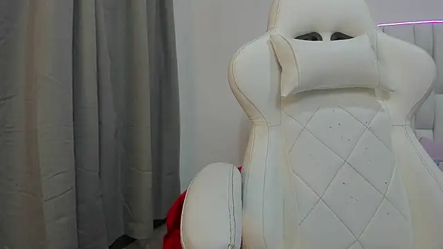 mask red girl online show from 03-04-26, 12:55