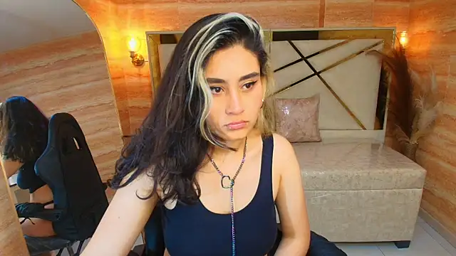 Snapshot of sofi_r_ chatting on 02-19-26, 01:18 sofi r online show from 02-19-26, 01:18