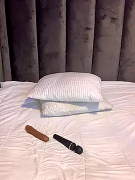 cuddlegiantbear online show from 11-26-25, 04:13