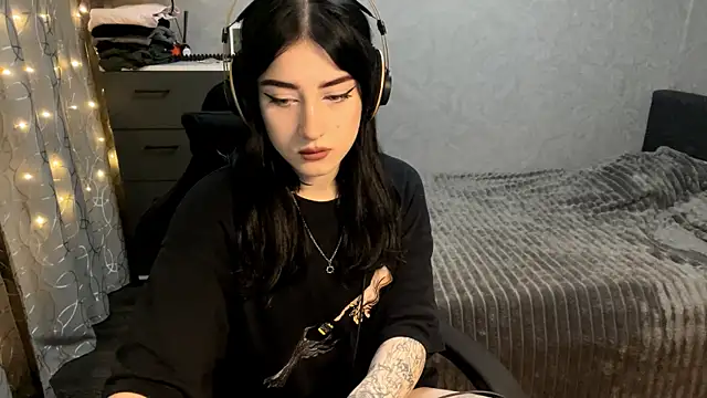 Meowluly online show from 12-18-25, 09:54