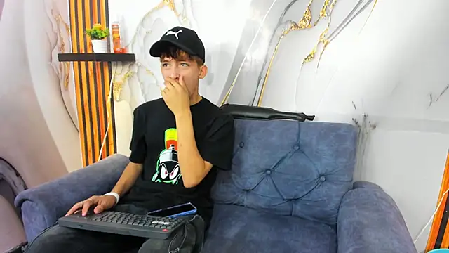 Alex LatinBoy18 online show from 11-28-25, 08:11