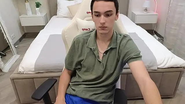 Snapshot of MoonlinSkinn chatting on 11-26-25, 08:15 MoonlinSkinn online show from 11-26-25, 08:15