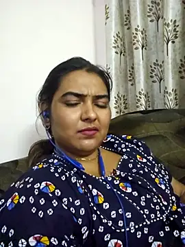 Snapshot of Tamil_Smiley_Queen chatting on 11-25-25, 09:59 Tamil Smiley Queen online show from 11-25-25, 09:59