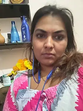 Snapshot of Tamil_Smiley_Queen chatting on 11-28-25, 09:56 Tamil Smiley Queen online show from 11-28-25, 09:56