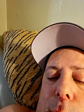 Snapshot of BODY78_M chatting on 01-10-26, 01:24 BODY78 M online show from 01-10-26, 01:24