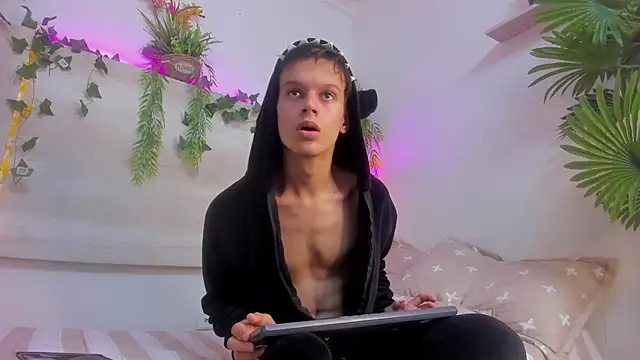 Snapshot of AngelSlimm chatting on 11-26-25, 05:08 AngelSlimm online show from 11-26-25, 05:08