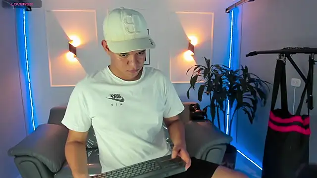 Snapshot of Paul_27_ chatting on 11-30-25, 02:04 Paul 27 online show from 11-30-25, 02:04