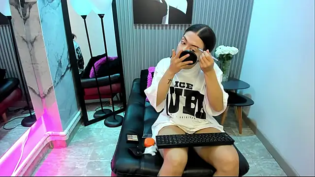 Snapshot of Violettacamss_69 chatting on 11-27-25, 04:42 Violettacamss 69 online show from 11-27-25, 04:42