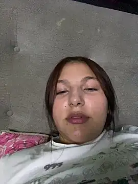 Snapshot of Emily_milk_1 chatting on 06-18-26, 05:41 Emily milk 1 online show from 06-18-26, 05:41