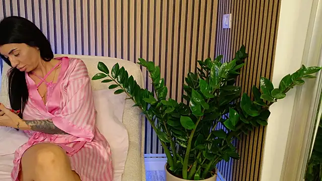 Snapshot of _Khalifa_ chatting on 11-27-25, 07:43 Khalifa online show from 11-27-25, 07:43