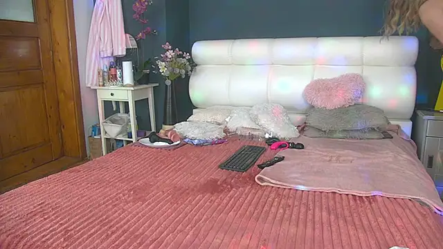 Snapshot of Cougar_Milff chatting on 04-29-26, 02:10 Cougar Milff online show from 04-29-26, 02:10