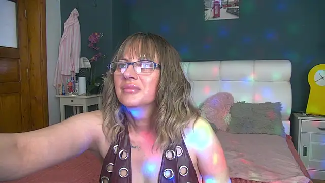 Snapshot of Cougar_Milff chatting on 05-08-26, 04:12 Cougar Milff online show from 05-08-26, 04:12