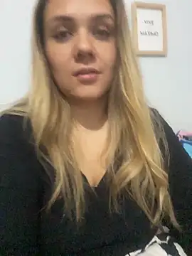 LoreinnFox online show from 04-11-26, 05:45