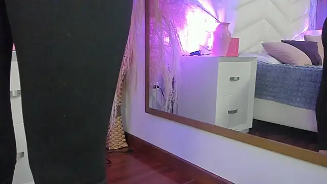 Lizzi Hotman  online show from 04-17-26, 08:45