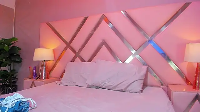 Snapshot of ViolettaLane chatting on 12-02-25, 11:59 ViolettaLane online show from 12-02-25, 11:59