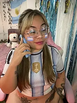 Snapshot of Lindalatina2001 chatting on 07-19-26, 04:54 Lindalatina2001 online show from 07-19-26, 04:54