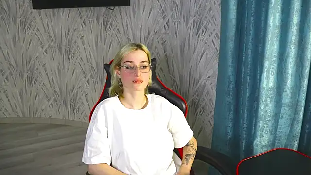 Snapshot of ValerieKirk chatting on 12-02-25, 11:15 ValerieKirk online show from 12-02-25, 11:15