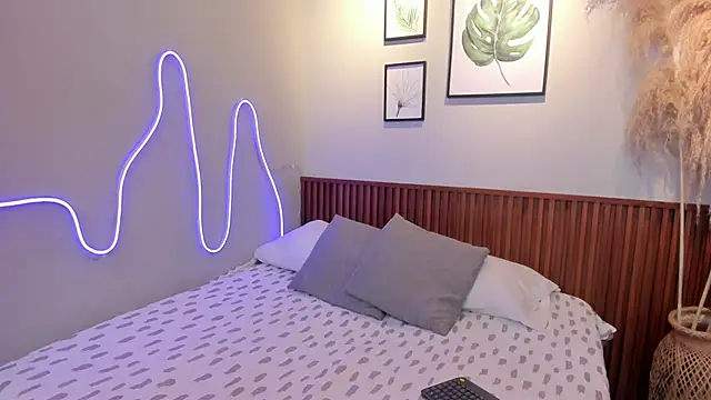 MIAROGGERSS online show from 02-21-26, 04:02