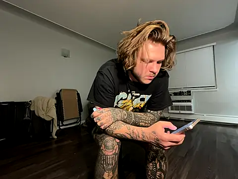 Snapshot of Tatertats chatting on 12-02-25, 05:35 Tatertats online show from 12-02-25, 05:35