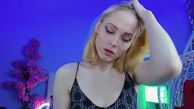 Snapshot of Gina_Gina_love chatting on 02-04-26, 06:19 Gina Gina love online show from 02-04-26, 06:19