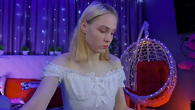 Snapshot of Gina_Gina_love chatting on 02-14-26, 01:13 Gina Gina love online show from 02-14-26, 01:13