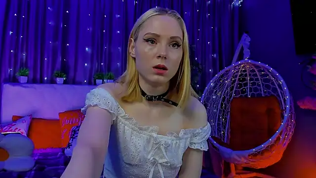 Snapshot of Gina_Gina_love chatting on 02-15-26, 01:13 Gina Gina love online show from 02-15-26, 01:13