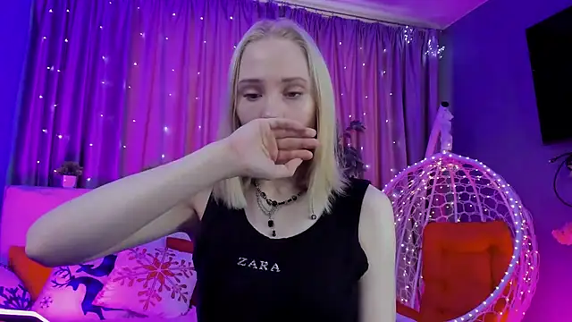 Snapshot of Gina_Gina_love chatting on 02-27-26, 02:33 Gina Gina love online show from 02-27-26, 02:33