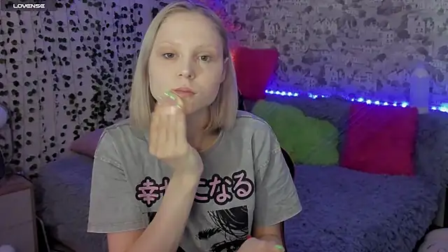 Snapshot of Gina_Gina_love chatting on 06-19-26, 03:22 Gina Gina love online show from 06-19-26, 03:22