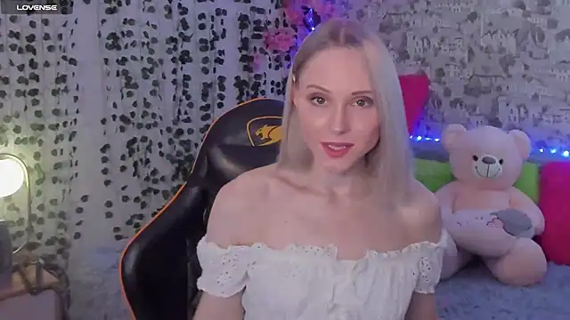 Snapshot of Gina_Gina_love chatting on 06-22-26, 04:09 Gina Gina love online show from 06-22-26, 04:09