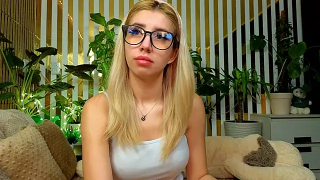 Snapshot of FlowweerGirl chatting on 12-05-25, 09:00 FlowweerGirl online show from 12-05-25, 09:00