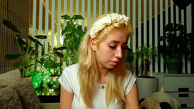 Snapshot of FlowweerGirl chatting on 12-13-25, 10:26 FlowweerGirl online show from 12-13-25, 10:26