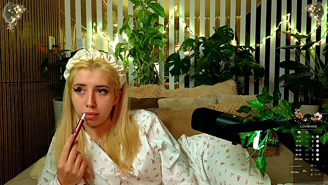 Snapshot of FlowweerGirl chatting on 12-21-25, 11:12 FlowweerGirl online show from 12-21-25, 11:12