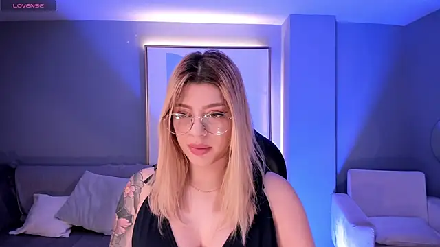 Snapshot of MadisonKane chatting on 05-03-26, 11:27 MadisonKane online show from 05-03-26, 11:27