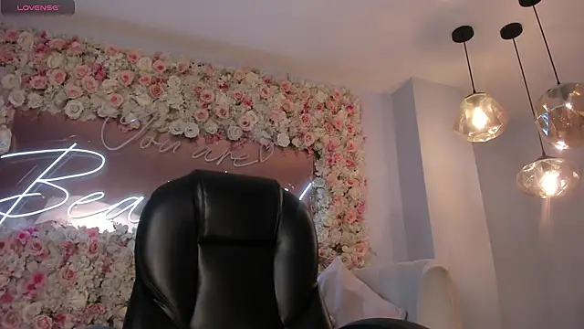 Snapshot of MadisonKane chatting on 05-04-26, 11:28 MadisonKane online show from 05-04-26, 11:28
