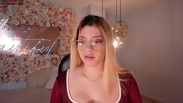 Snapshot of MadisonKane chatting on 05-07-26, 11:15 MadisonKane online show from 05-07-26, 11:15
