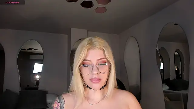 Snapshot of MadisonKane chatting on 05-12-26, 11:40 MadisonKane online show from 05-12-26, 11:40