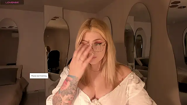 Snapshot of MadisonKane chatting on 05-17-26, 11:06 MadisonKane online show from 05-17-26, 11:06