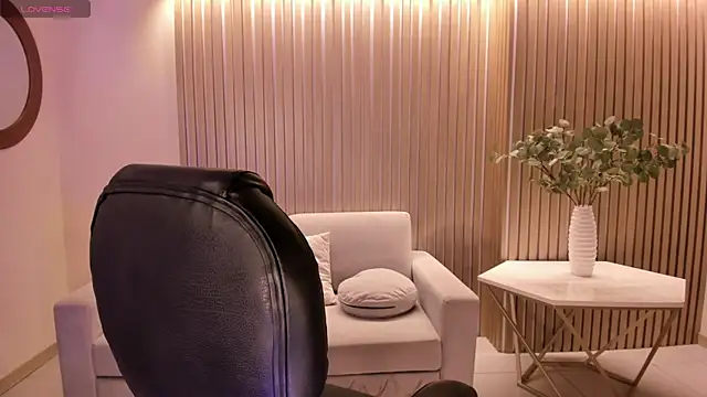 Snapshot of MadisonKane chatting on 06-19-26, 11:14 MadisonKane online show from 06-19-26, 11:14
