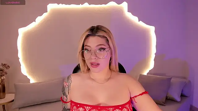 Snapshot of MadisonKane chatting on 06-30-26, 11:00 MadisonKane online show from 06-30-26, 11:00