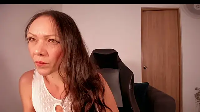 Snapshot of Cleoember_ chatting on 12-18-25, 11:55 Cleoember online show from 12-18-25, 11:55