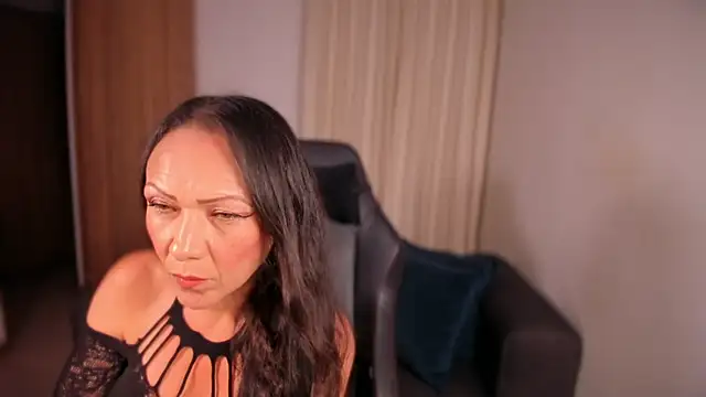 Snapshot of Cleoember_ chatting on 01-08-26, 12:02 Cleoember online show from 01-08-26, 12:02