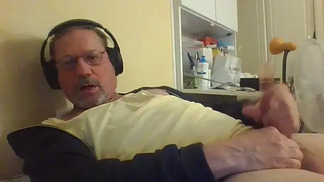 Snapshot of Wanky357 chatting on 06-02-26, 08:33 Wanky357 online show from 06-02-26, 08:33