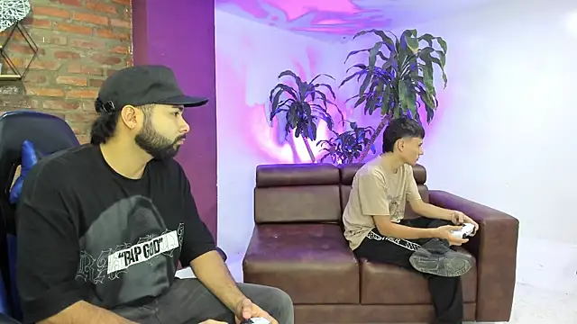 HotThreesoome online show from 12-18-25, 12:55